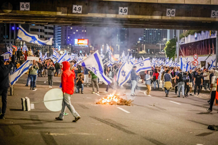 Tel Aviv. Blockade einer Autobahn während einer Demonstration gegen die Justizreform. Foto IMAGO / ZUMA Wire