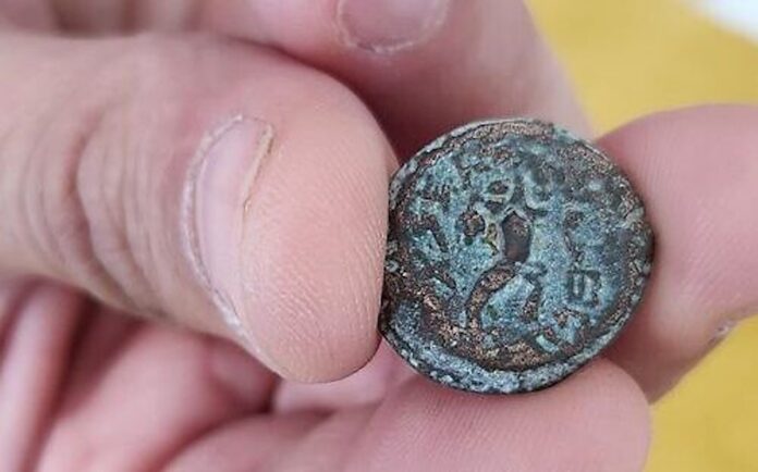 Die seltene Bronzemünze aus der Regierungszeit von Antigonus Mattathias II (40 v. Chr. - 37 v. Chr.), die illegal ausgegraben wurde. 7. Juni 2023. Foto Israelische Altertumsbehörde