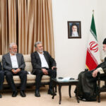 Der Generalsekretär des Palästinensischen Islamischen Dschihad, Ziyad al-Nakhalah (zweiter von rechts) und Irans Oberster Führer Ayatollah Ali Khamenei (rechts) in Teheran am 14. Juni 2023. Foto "The Office of the Supreme Leader" / leader.ir