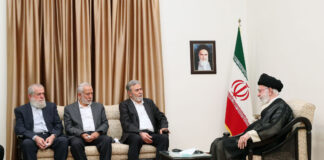 Der Generalsekretär des Palästinensischen Islamischen Dschihad, Ziyad al-Nakhalah (zweiter von rechts) und Irans Oberster Führer Ayatollah Ali Khamenei (rechts) in Teheran am 14. Juni 2023. Foto "The Office of the Supreme Leader" / leader.ir