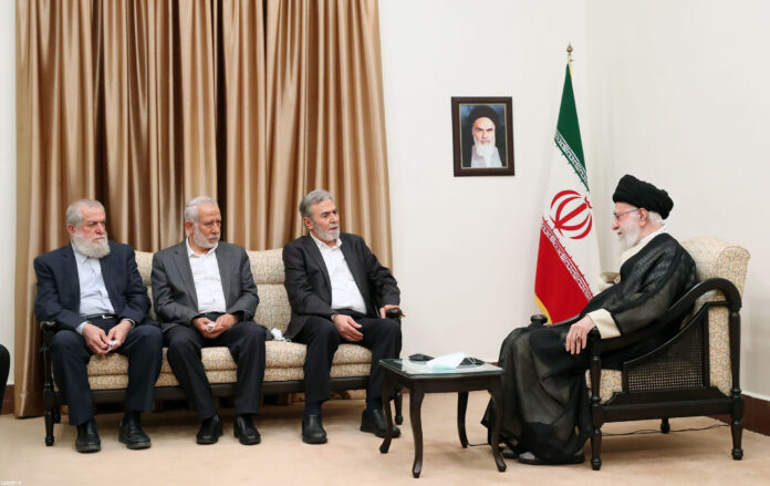 Der Generalsekretär des Palästinensischen Islamischen Dschihad, Ziyad al-Nakhalah (zweiter von rechts) und Irans Oberster Führer Ayatollah Ali Khamenei (rechts) in Teheran am 14. Juni 2023. Foto 