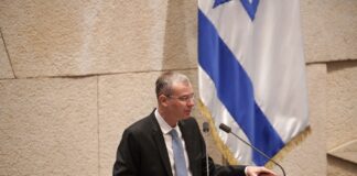 Justizminister Levin spricht in der Knesset. Foto Twitter / @KnessetENG