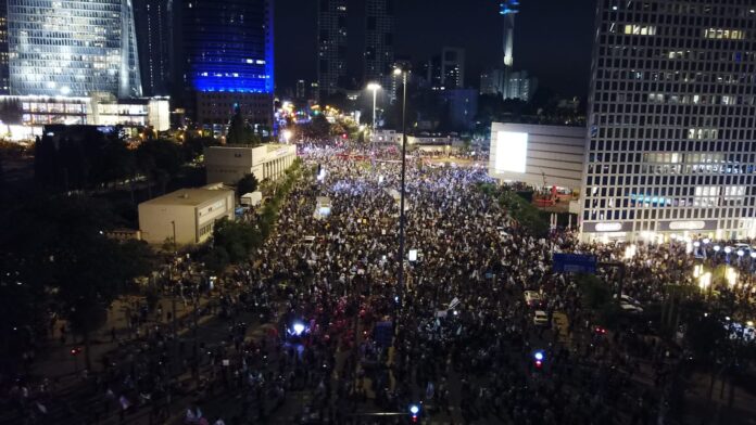 Kundgebung zugunsten des von der Regierung geplanten Gesetzes zur Justizreform. Tel Aviv, 23. Juli 2023. Foto Eytan Schweber/TPS