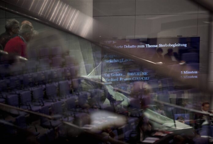 Anzeige während einer Debatte im Jahr 2014 zum Thema Sterbebegleitung, Sterbehilfe und Beihilfe zum Sterben im Plenarsaal Deutscher Bundestag in Berlin. Foto IMAGO / IPON
