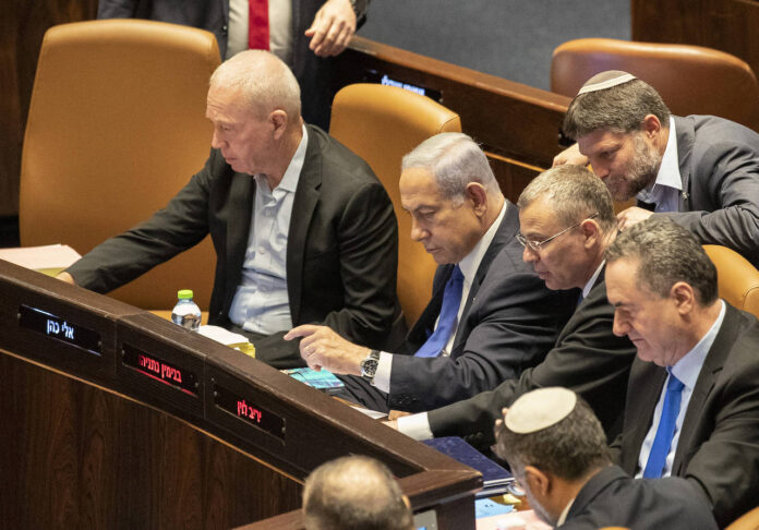 Der israelische Ministerpräsident Benjamin Netanjahu (2. v. l.) nimmt an der Abstimmung im israelischen Parlament in Jerusalem teil, 24. Juli 2023. Foto IMAGO / Xinhua