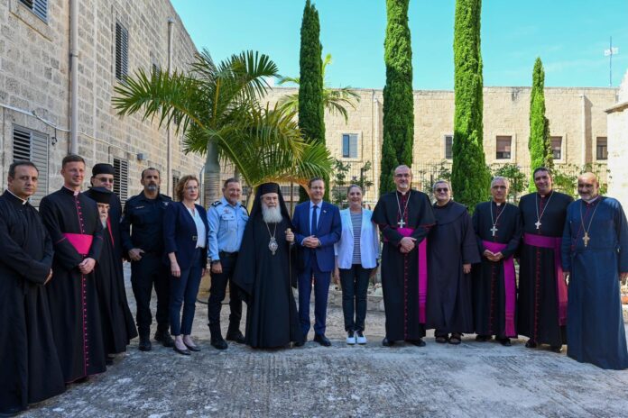 Israels Staatspräsident Isaac Herzog und Polizeichef Kobi Shabtai besuchten am Mittwoch die Stella Maris Kirche und das Kloster in Haifa. Foto Kobi Gideon / GPO