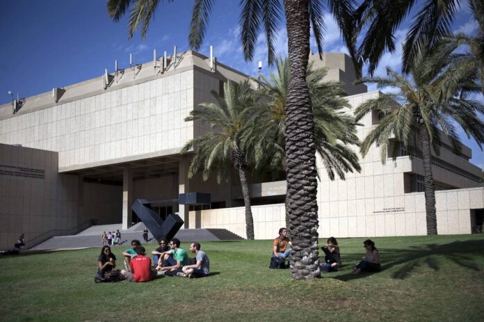 Studenten vor dem Diaspora Museum auf dem Gelände der Tel Aviv Universität. Foto IMAGO / IPON