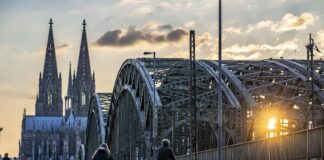Skyline von Köln, mit dem Dom und der Eisenbahnbrücke. Foto IMAGO / Jochen Tack