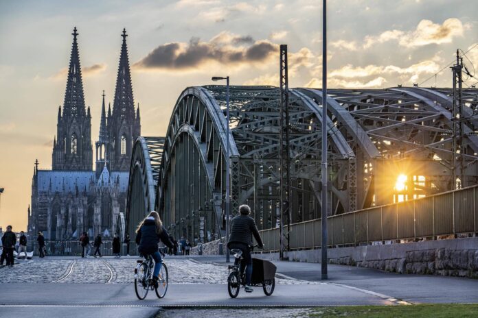 Skyline von Köln, mit dem Dom und der Eisenbahnbrücke. Foto IMAGO / Jochen Tack