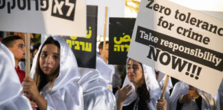 Israelisch-arabische Demonstranten bei einem Protest gegen die steigende Kriminalitätsrate in der israelisch-arabischen Gesellschaft. Foto IMAGO / ZUMA Wire