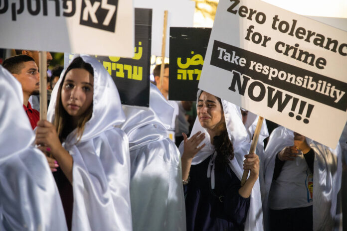 Israelisch-arabische Demonstranten bei einem Protest gegen die steigende Kriminalitätsrate in der israelisch-arabischen Gesellschaft. Foto IMAGO / ZUMA Wire