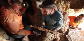 Archäologen bergen die Schwerter aus der Felsspalte, in der sie vor etwa 1.900 Jahren in einer Höhle in der Judäischen Wüste versteckt waren. Foto Emil Aladjem/IAA