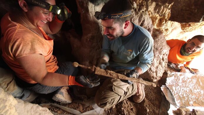 Archäologen bergen die Schwerter aus der Felsspalte, in der sie vor etwa 1.900 Jahren in einer Höhle in der Judäischen Wüste versteckt waren. Foto Emil Aladjem/IAA