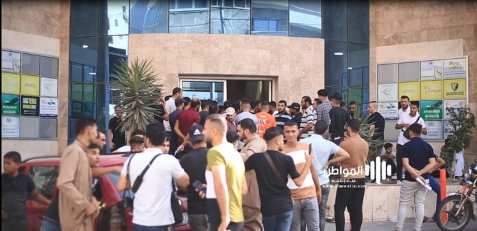 Täglich erscheinen Hunderte junge Menschen vor Reisebüros in Gaza-Stadt, um in die Türkei und von dort in europäische Länder auszuwandern. Foto x.com / Alwalin