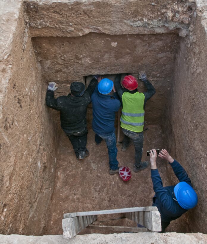 Grab in Israel als frühester Beleg für Feuerbestattung entdeckt. Foto Emil Aladjem, Israel Antiquities Authority