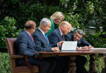 US-Präsident Donald J. Trump, der Aussenminister von Bahrain, Dr. Abdullatif bin Rashid Al-Zayani, der israelische Premierminister Benjamin Netanyahu und der Aussenminister der Vereinigten Arabischen Emirate, Abdullah bin Zayed Al Nahyan, bei der Unterzeichnung der Abraham-Abkommen am Dienstag, 15. September 2020, im Weissen Haus. Foto The White House - https://www.flickr.com/photos/whitehouse/50346837712/, CC BY-SA 4.0, https://commons.wikimedia.org/w/index.php?curid=94140104