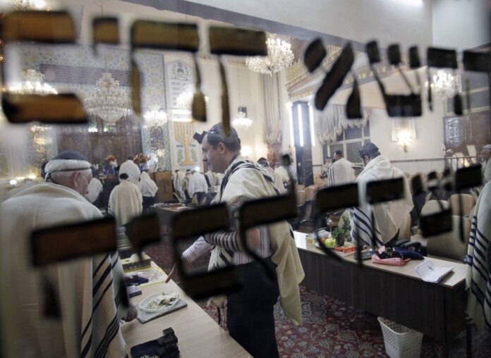 Iranische Juden besuchen den Morgengottesdienst in der Teheraner Synagoge am 27. Dezember 2011. Foto IMAGO / UPI Photo