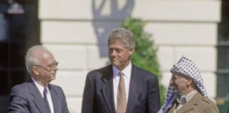 Präsident Bill Clinton ist Gastgeber bei der Unterzeichnung des Friedensabkommens von Oslo. In Anwesenheit des PLO-Vorsitzenden Jassir Arafat und des damaligen israelischen Premierministers Yitzhak Rabin, Washington, DC, 13.9.1993. Foto IMAGO / ZUMA Wire