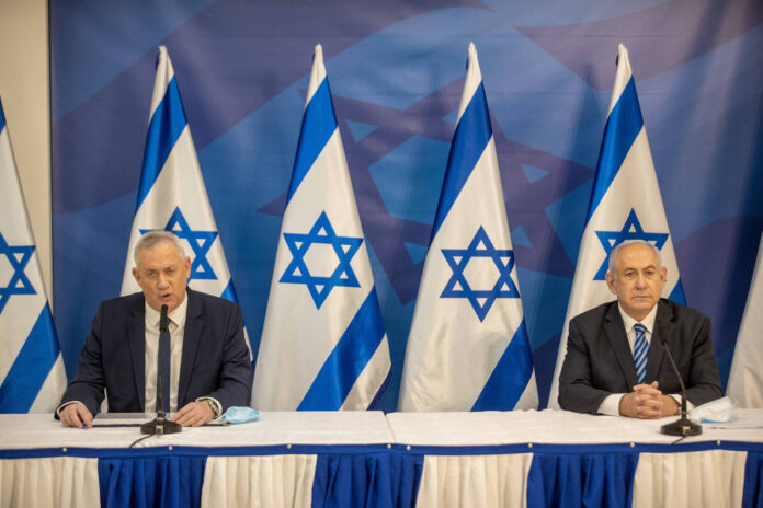 Ministerpräsident Benjamin Netanjahu (R) und Benny Gantz (L) am 27. Juli 2020 noch in einer gemeinsamen Regierung. Foto IMAGO / UPI Photo