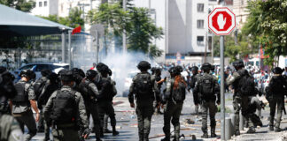 Eritreer konfrontieren die israelische Polizei in Tel Aviv am 2. September 2023. Foto IMAGO / Xinhua