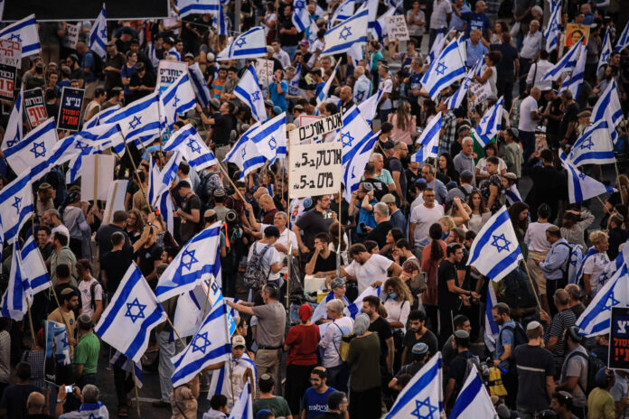 Tausende Israelis haben sich am Donnerstag vor dem Obersten Gerichtshof versammelt, um die Reform der Justiz zu unterstützen, Jerusalem, 7. September 2023. Foto IMAGO / Saeed Qaq