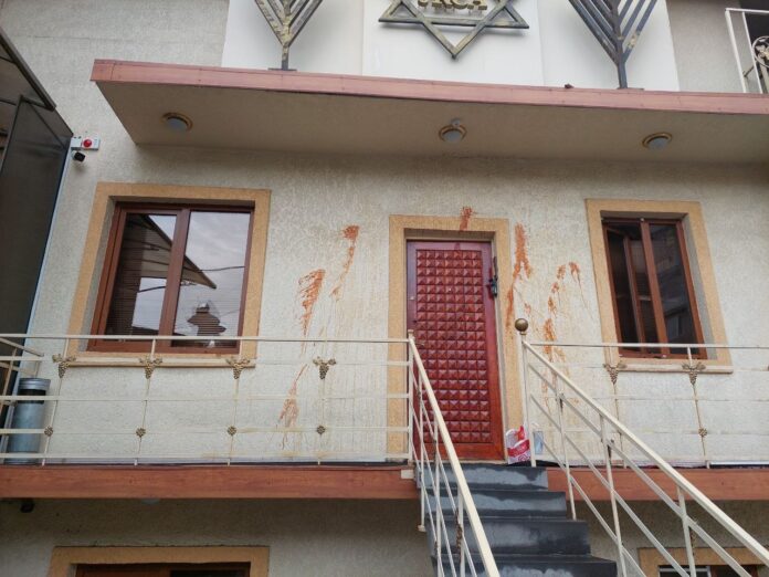 Das durch Vandalismus verwüstete jüdische religiöse Zentrum Mordechay Navi in Eriwan, Armenien. Foto Twitter/Screenshot