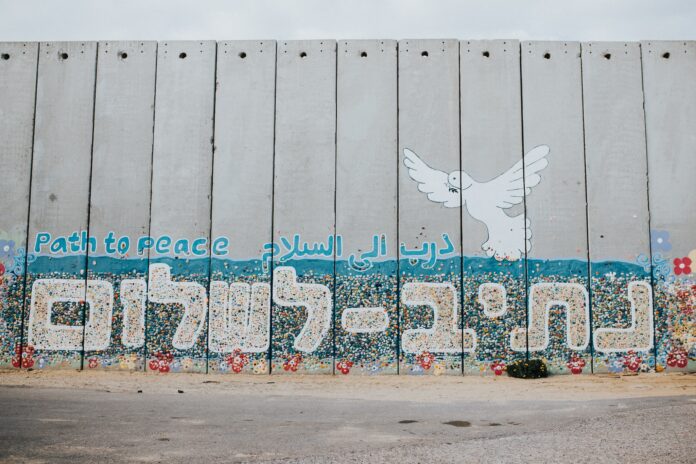 «Weg zum Frieden» an einer Mauer in Israel an der Grenze zum Gazastreifen. Foto Cole Keister/Unsplash.com