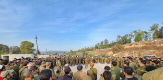 IDF-Reservisten, die einen speziellen sofortigen Einsatzbefehl erhalten haben, versammeln sich an einem zentralen Sammelplatz, nachdem das israelische Verteidigungsministerium eine massive Einberufung von Reservisten angekündigt hat. Foto TPS
