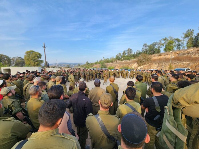 IDF-Reservisten, die einen speziellen sofortigen Einsatzbefehl erhalten haben, versammeln sich an einem zentralen Sammelplatz, nachdem das israelische Verteidigungsministerium eine massive Einberufung von Reservisten angekündigt hat. Foto TPS