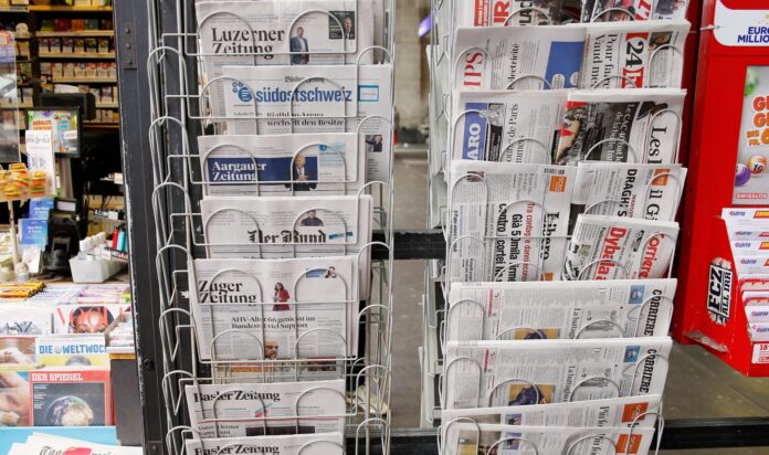 Schweizer Tageszeitungen an einem Kiosk. Foto IMAGO / Geisser