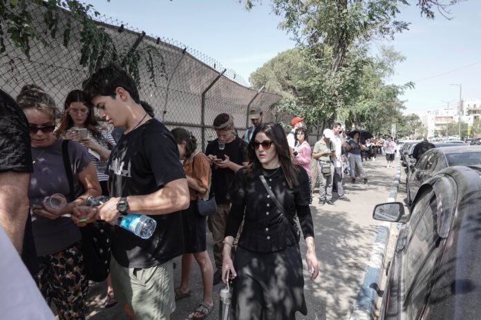 Freiwillige stehen in Jerusalem stundenlang Schlange, um bei Magen David Adom Blut zu spenden, 8. Oktober 2023. Foto IMAGO / ZUMA Wire