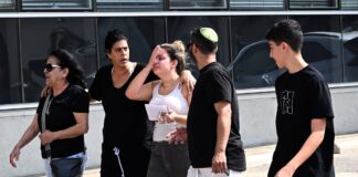 Israelische Familien bringen am Sonntag, den 8. Oktober 2023, persönliche Gegenstände vermisster Angehöriger zur israelischen Polizeistation LAHAV 433 in Lod für DNA-Tests.Foto IMAGO / UPI Photo