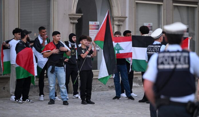 Symbolbild. Demonstration am 8. Oktober 2023 mit palästinensischen Flaggen und einer Libanon Flagge in Rottenburg. Foto IMAGO / ULMER Pressebildagentur