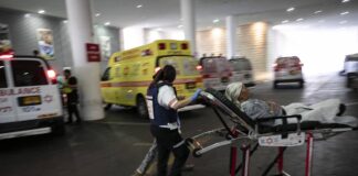 Eine verletzte Person wird in ein Krankenhaus in Ashkelon, Südisrael, gebracht, 9. Oktober 2023. Foto IMAGO / Xinhua