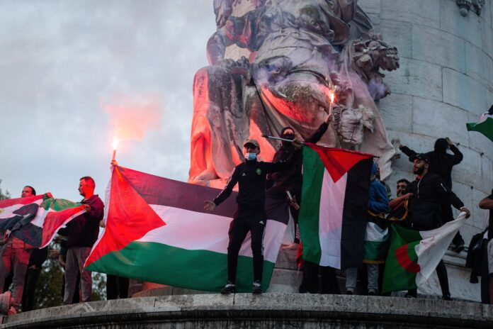 12. Oktober 2023 Pro-palästinensische Demonstranten halten Fahnen während einer verbotenen Demonstration auf dem Place de Republique. Foto IMAGO / SOPA Images