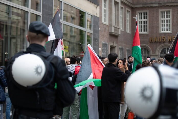 Pro-Palästina Demo am Heumarkt Köln, 14.10.2023. Foto IMAGO / Beautiful Sports