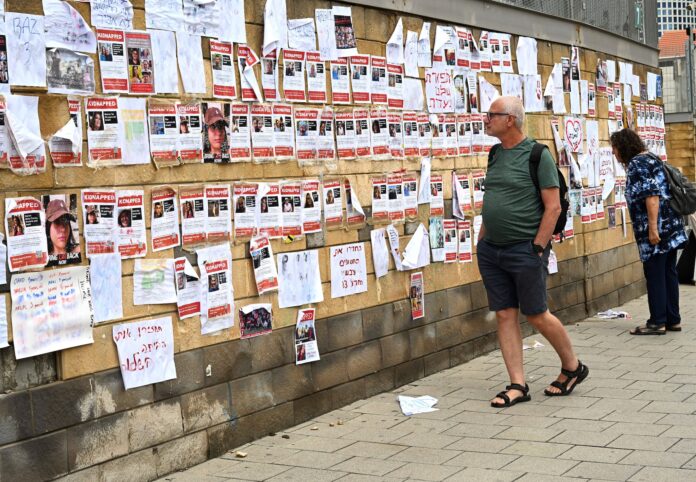 Flugblätter an der Wand vor dem israelischen Verteidigungshauptquartier HaKirya mit Fotos und Informationen über Israelis, die von Hamas-Terroristen als Geiseln nach Gaza verschleppt wurden. Foto IMAGO / UPI Photo