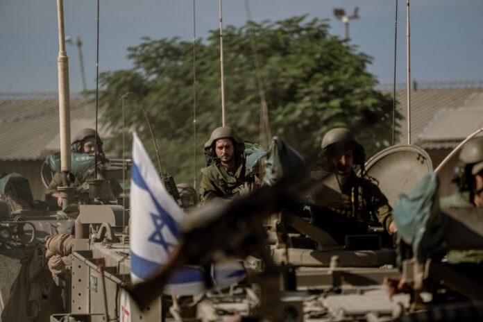 Israelische Soldaten in einem Einsatzgebiet unweit der Grenze zwischen Israel und Gaza, 17. Oktober 2023. Foto IMAGO / ABACAPRESS