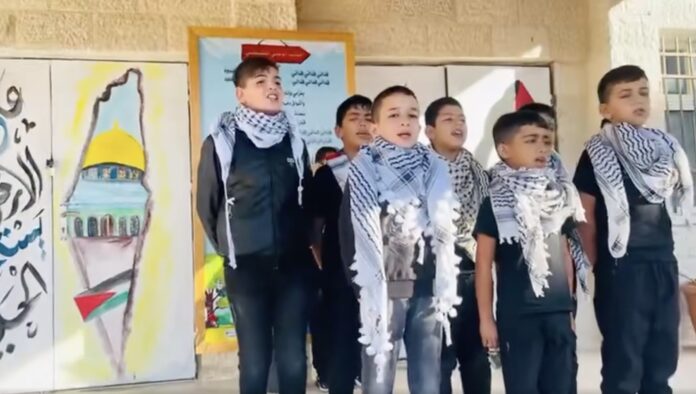 Schüler der 4. Klasse der Azzun-Grundschule für Jungen sangen gemeinsam den Text des Liedes «Unser al-Aqsa». Foto Screenshot Facebook