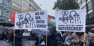 Antisemitische Banner an einer Pro-Palästina Demonstration in Düsseldorf mit rund 17'000 Teilnehmern, 4. November 2023. Foto InfoportalDüsseldorf