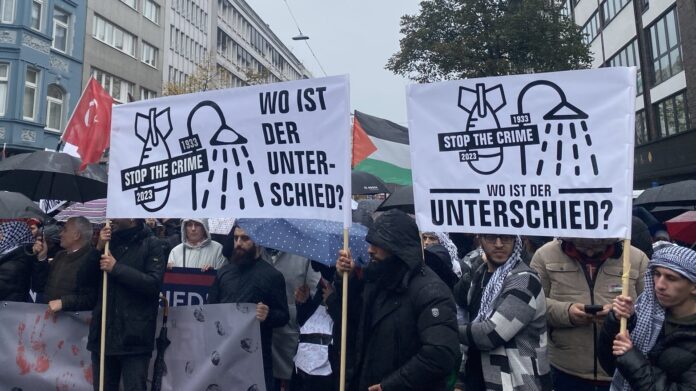 Antisemitische Banner an einer Pro-Palästina Demonstration in Düsseldorf mit rund 17'000 Teilnehmern, 4. November 2023. Foto InfoportalDüsseldorf