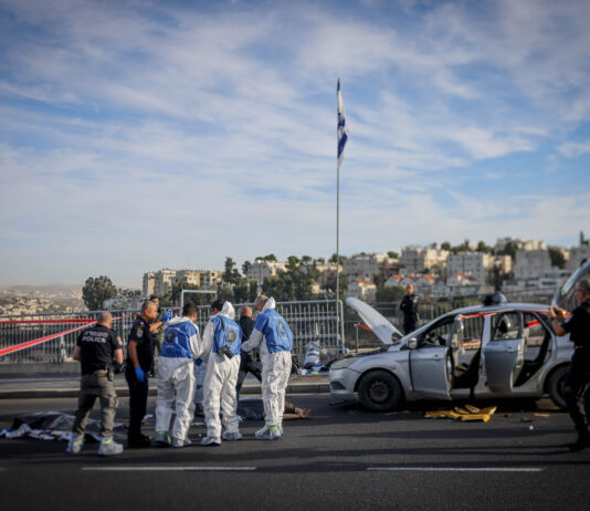Israelische Rettungskräfte am Tatort eines Terroranschlags am Ortseingang von Jerusalem, 30. November 2023 Foto Chaim Goldberg/Flash90