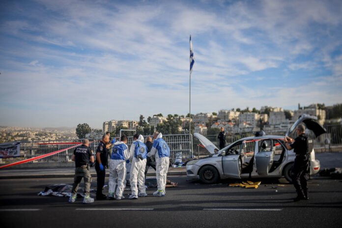Israelische Rettungskräfte am Tatort eines Terroranschlags am Ortseingang von Jerusalem, 30. November 2023 Foto Chaim Goldberg/Flash90