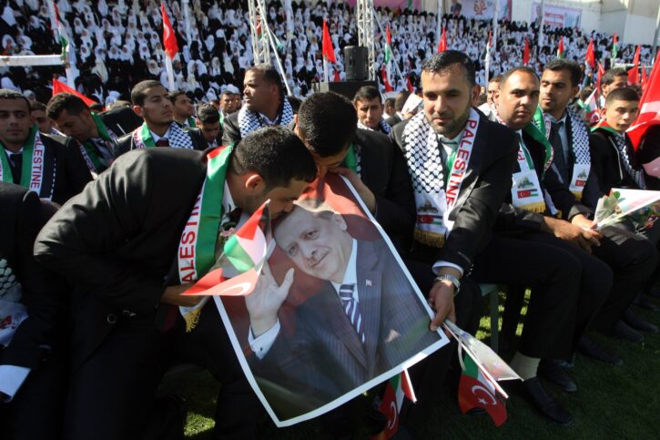 Palästinensische Bräutigame küssen während einer Massenhochzeitszeremonie in Gaza-Stadt Plakate mit dem Konterfei des türkischen Präsidenten Recep Tayyip Erdogan. Foto IMAGO / UPI Photo
