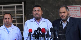 Der Sprecher des Palästinensischen Gesundheitsministerium, Ashraf Al-Qedra, während einer Pressekonferenz in Gaza-Stadt. Foto IMAGO / ZUMA Wire