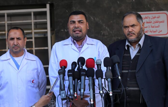 Der Sprecher des Palästinensischen Gesundheitsministerium, Ashraf Al-Qedra, während einer Pressekonferenz in Gaza-Stadt. Foto IMAGO / ZUMA Wire