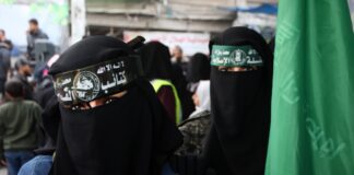 Palästinensische Frauen, mit Stirnband der Hamas Al-Qassam-Brigaden, nehmen an einer Kundgebung zum 32. Jahrestag der Gründung der Hamas in Khan Youns im südlichen Gazastreifen am Freitag, den 13. Dezember 2019, teil. Foto IMAGO / UPI Photo