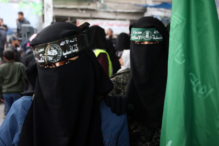 Palästinensische Frauen, mit Stirnband der Hamas Al-Qassam-Brigaden, nehmen an einer Kundgebung zum 32. Jahrestag der Gründung der Hamas in Khan Youns im südlichen Gazastreifen am Freitag, den 13. Dezember 2019, teil. Foto IMAGO / UPI Photo