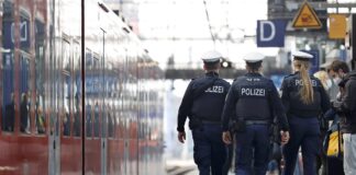 Polizisten mit schusssicheren Westen am Kölner Hauptbahnhof. Foto IMAGO / Future Image