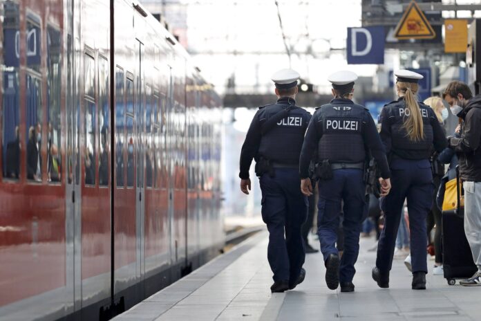 Polizisten mit schusssicheren Westen am Kölner Hauptbahnhof. Foto IMAGO / Future Image
